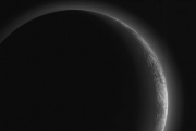 «Новые горизонты» передал завораживающую фотографию серпа Плутона